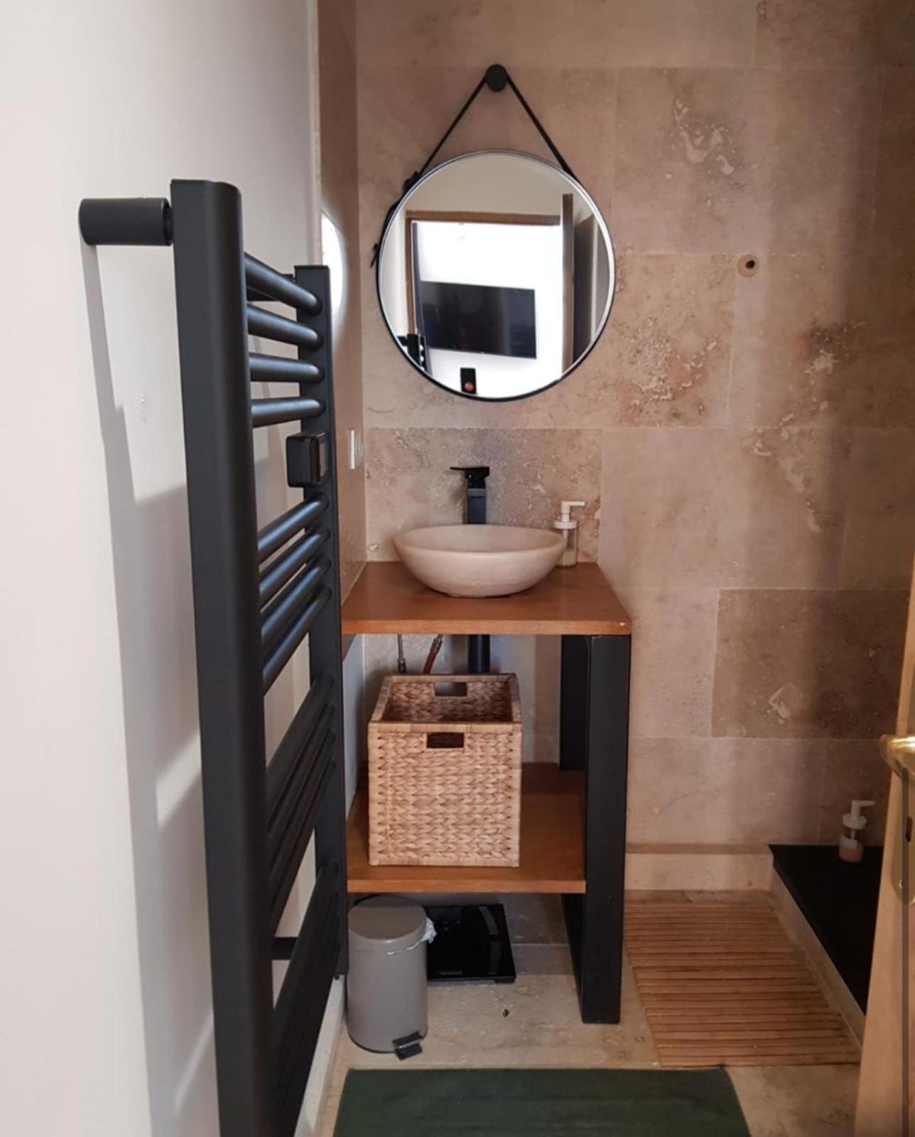 And Comfortable Studio, Near Train Station Apartment *